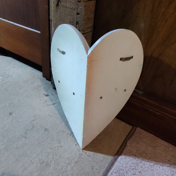 Heart-Shaped Corner Shelf - Picture 4 of 8